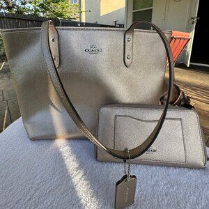 COACH Gold/Champagne Zip‎ Tote Bag with Matching Wallet In Canvas